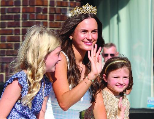 EXCELSIOR SPRINGS’ 2024 Homecoming Queen Ava Morton (center) waves to the crowd alongside her attendants. MIRANDA JAMISON | Staff