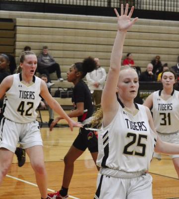 EXCELSIOR SPRINGS sophomore Lundyn Smith, No. 25, closes out on a Raytown South shooter Feb. 9 at Excelsior Springs High School. DUSTIN DANNER | Staff