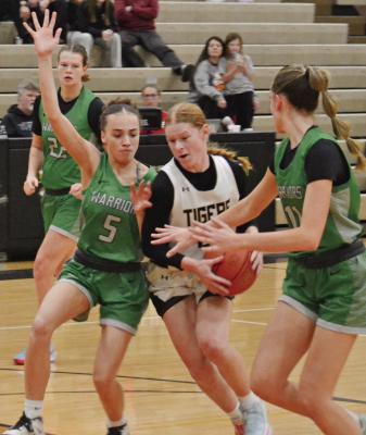 MADELINE ANDREASEN (center) works her way through Smithville’s defense in Greater Kansas City Suburban Conference-Blue Division action. DUSTIN DANNER | Staff