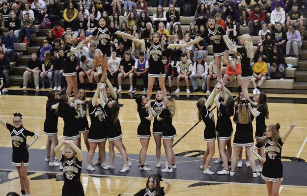 THE CHEERLEADERS work to get the student body pumped up for Excelsior Springs’ homecoming game with Grandview. Alas, the Tigers fall to the Bulldogs 31-20. DUSTIN DANNER | Staff