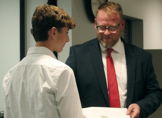 LIBERTY HIGH SCHOOL sophomore Troy Jones (left) receives a certificate of appreciation from Clay County Prosecutor Zach Thompson. MIRANDA JAMISON | Staff