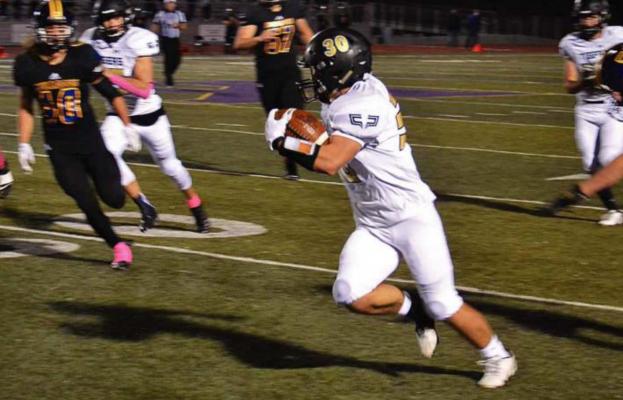JUNIOR AYDEN DOLT breaks free down the sideline for a 25-yard gain during Excelsior Springs’ season-ending road loss to Kearney. DUSTIN DANNER | Staff
