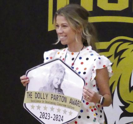 EDUCATOR SHERIE RENNE shows off her award for displaying excellence in developing classroom culture for students at Excelsior Springs High School. See story on page 3. ELIZABETH BARNT | Staff