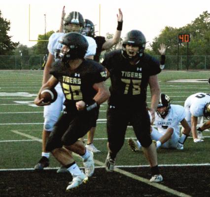 SENIOR AYDEN DOLT bounds into the end zone for a first-half touchdown during Excelsior Springs’ 21-6 season-opening win over visiting Savannah. TARA ALTIS | Staff
