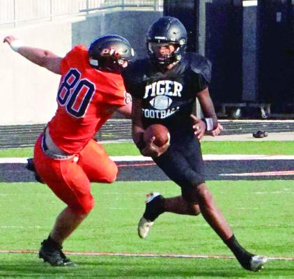 SOPHOMORE MARQUEZ McCANT, shown attempting to avoid a would-be Platte County tackler during an Aug. 18 preseason jamboree hosted by Platte County, has received the keys to drive the Excelsior Springs offense. DUSTIN DANNER | Staff