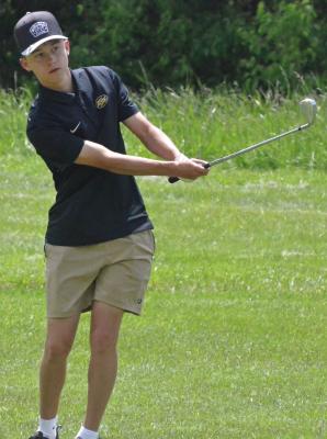 DUNCAN ANDRAE, an Excelsior Springs junior, watches a chip shot attempt during the Richmond Invitational.