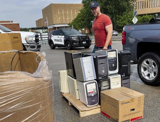 CLAY COUNTY PROSECUTING Attorney Zachary Thompson is leading the charge in combating electronic scams by teaming up with PCs for People to host an impactful electronic recycling event. The event was so successful that it had to be concluded ahead of schedule due to the massive 6,976-pound electronic turnout and the impressive number of community members in attendance. CLAY COUNTY PROSECUTORS OFFICE | Submitted