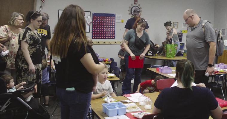 MIRANDA JAMISON | Staff PARENTS AND CHILDREN get settled into Alexie Thompson’s classroom at back-to-school night.