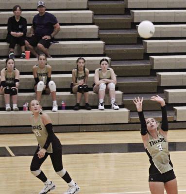 SENIOR ALAYNA WILSON executes what appears to be a backward set. Those watching include sophomore Camden No. 13.