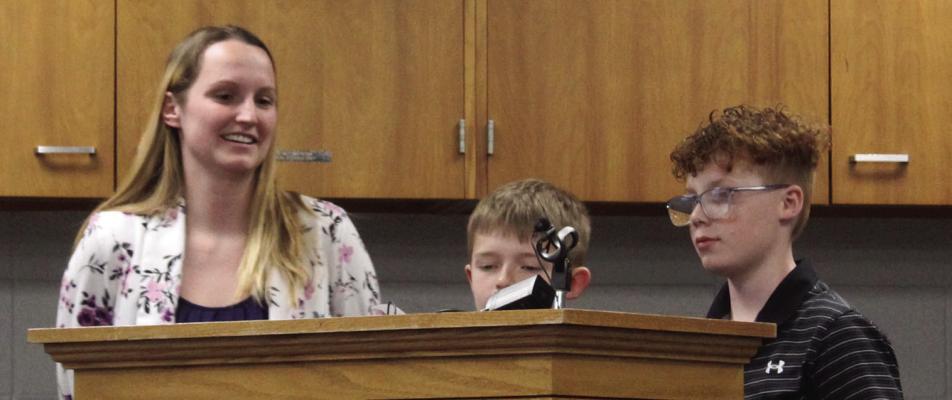 ELKHORN ELEMENTARY PRINCIPAL Dr. Jennifer Harris (from left), Student Council President Carson Marsh and Vice President Chance Albertson share highlights of their school’s service projects. MIRANDA JAMISON | Staff