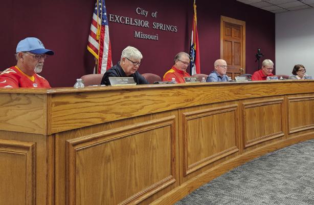 EXCELSIOR SPRINGS City Council members discuss agenda items at a recent meeting. MIRANDA JAMISON | Staff