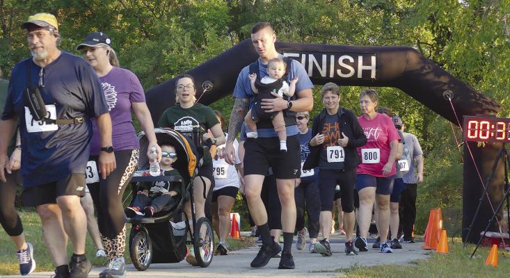 PARTICIPANTS OF all ages begin the 6.6k run with smiles on their faces. ELIZABETH BARNT | Staff