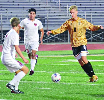 AUSTIN COLLINS (No. 6) dribbles through Raytown South’s defense Oct. 16 in Greater Kansas City Suburban Conference-Blue Division action at Tiger Stadium. The junior helps Excelsior Springs cruise to a 7-0 victory and extend the Tigers’ winning streak. DUSTIN DANNER | Staff