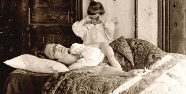 SOURCE | Library of Congress THIS CLOSEUP shows a girl standing next to her bedridden sister. The girl telephones the Red Cross Home Service to help her sister fight the influenza virus in November 1918. The woman in the bed is married to an American fighting in France.