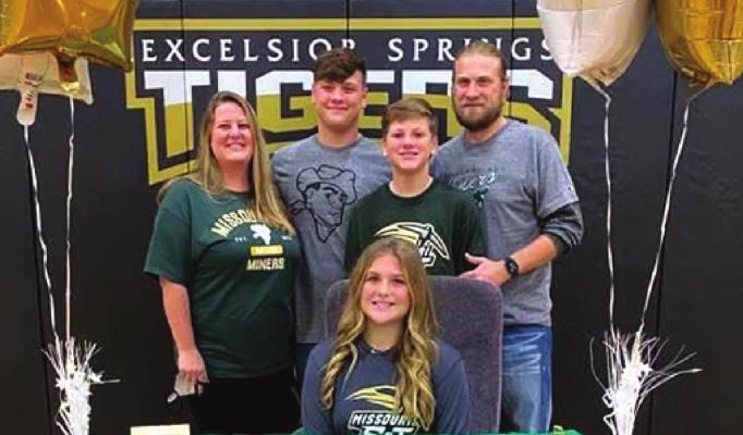 MAYCE BARBER signs her national letter of intent to play softball at Missouri S&amp;T with her family present. From left are her mother, Kara; brothers, Blake and Deagan; and father, Eddie. DUSTIN DANNER | Staff