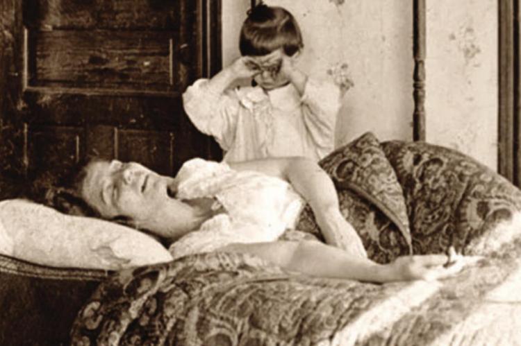 SOURCE | Library of Congress THIS CLOSEUP shows a girl standing next to her bedridden sister. The girl telephones the Red Cross Home Service to help her sister fight the influenza virus in November 1918. The woman in the bed is married to an American fighting in France.
