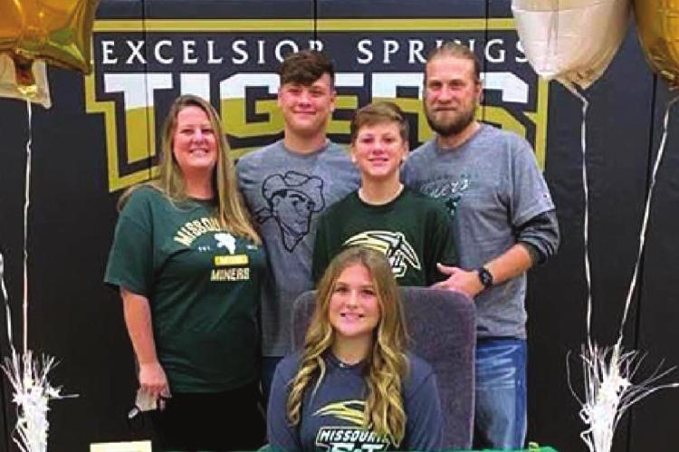 MAYCE BARBER signs her national letter of intent to play softball at Missouri S&amp;T with her family present. From left are her mother, Kara; brothers, Blake and Deagan; and father, Eddie. DUSTIN DANNER | Staff